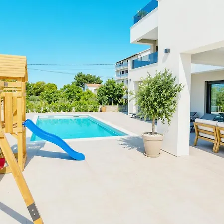 Sofia - Pool And Rooftop Jacuzzi Villa