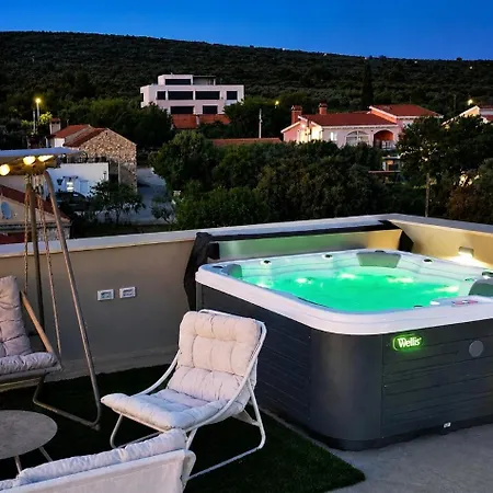 Villa Sofia - Pool And Rooftop Jacuzzi Sukošan