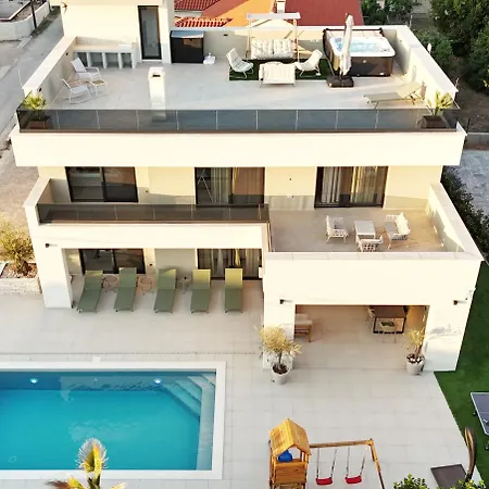 Sofia - Pool And Rooftop Jacuzzi Sukošan