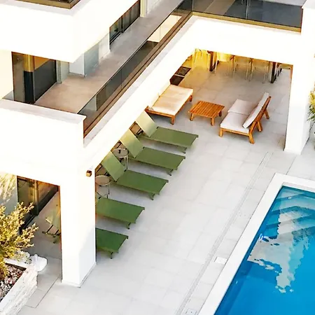 Sofia - Pool And Rooftop Jacuzzi