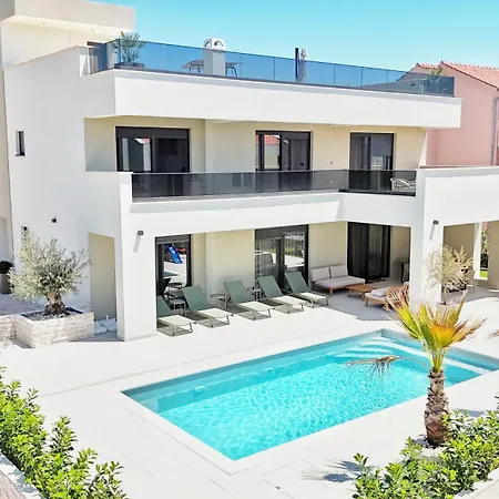 Villa Sofia - Pool And Rooftop Jacuzzi *